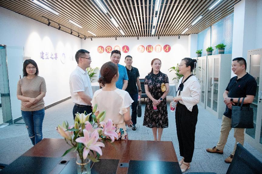 重庆市教科文卫体工会领导到校检查验收产业工会“先进职工小家”申报单位365英国上市集团分工会3_20230614